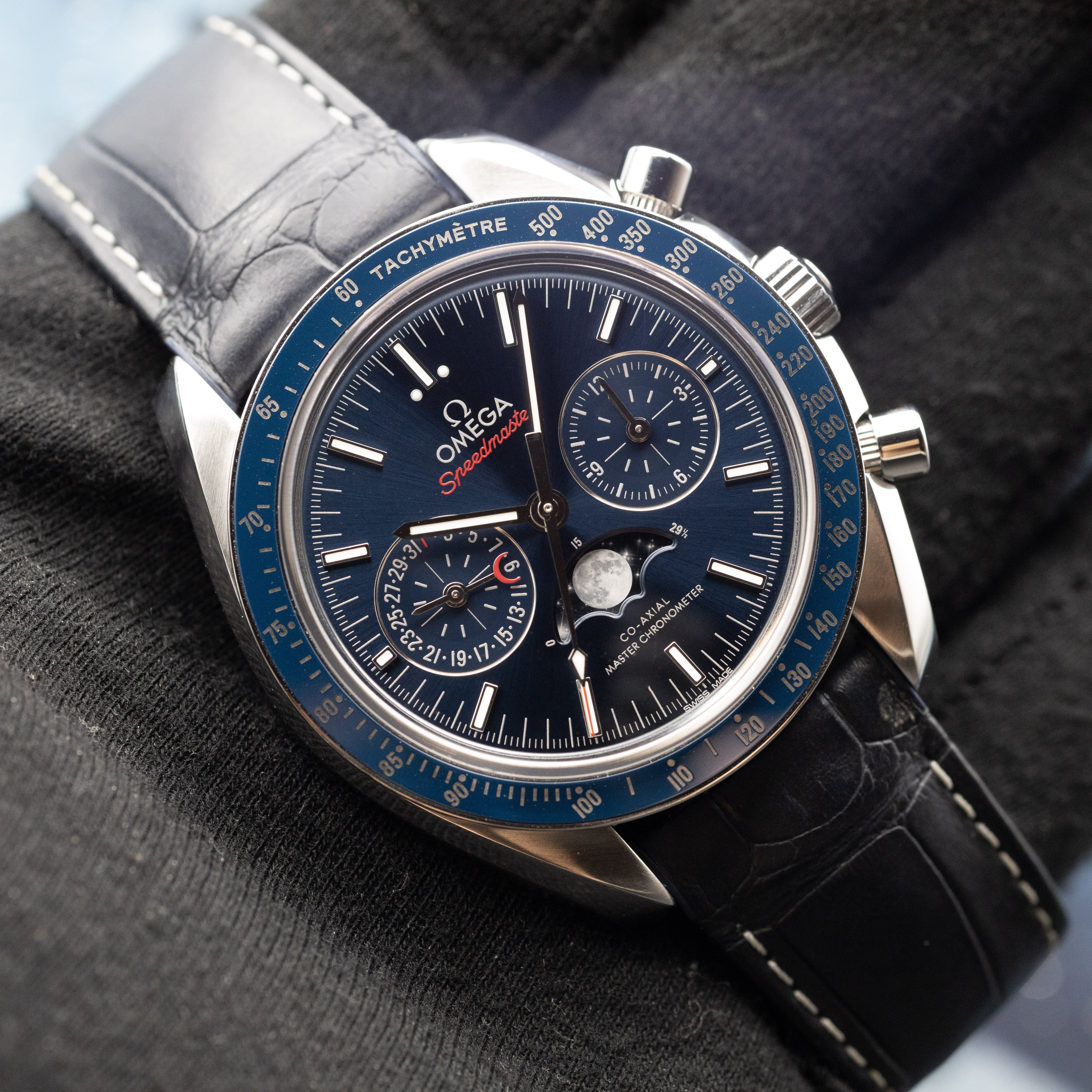 Omega Speedmaster Moonphase crown and chronograph pushers side view