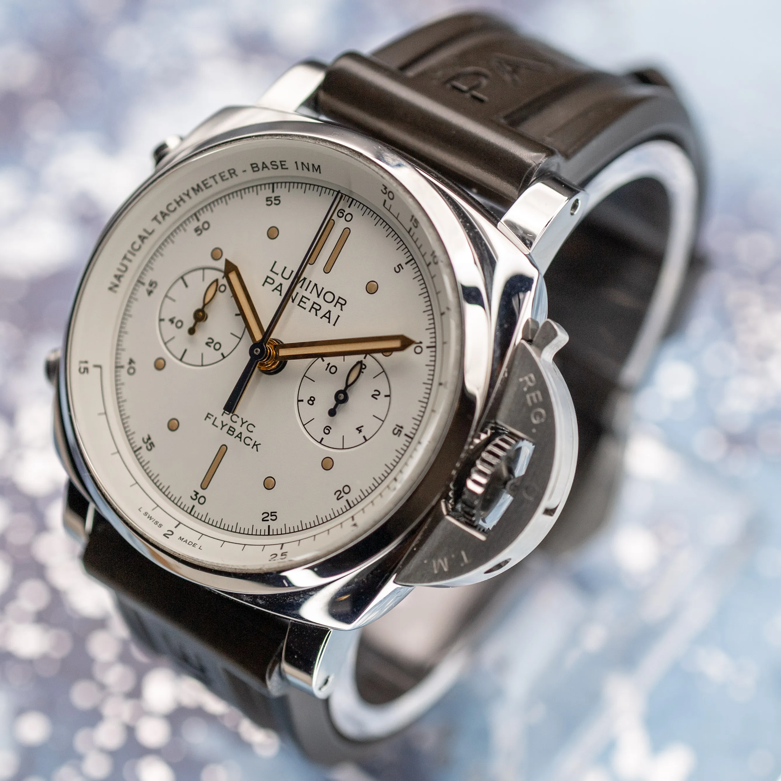 Panerai PAM00654 side profile showing 18mm thickness on rubber strap