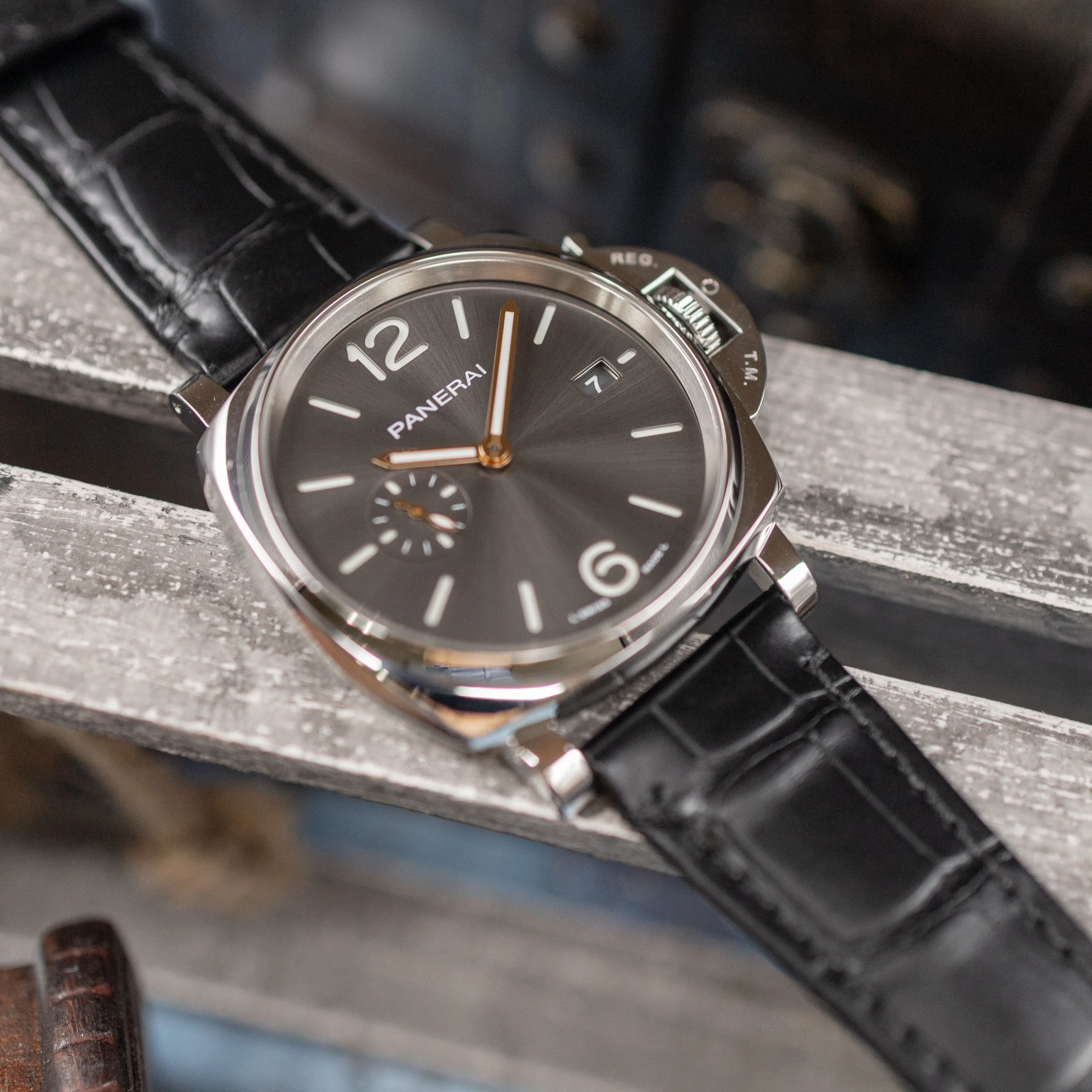 Panerai Luminor Due 42 PAM01250 polished case back detail