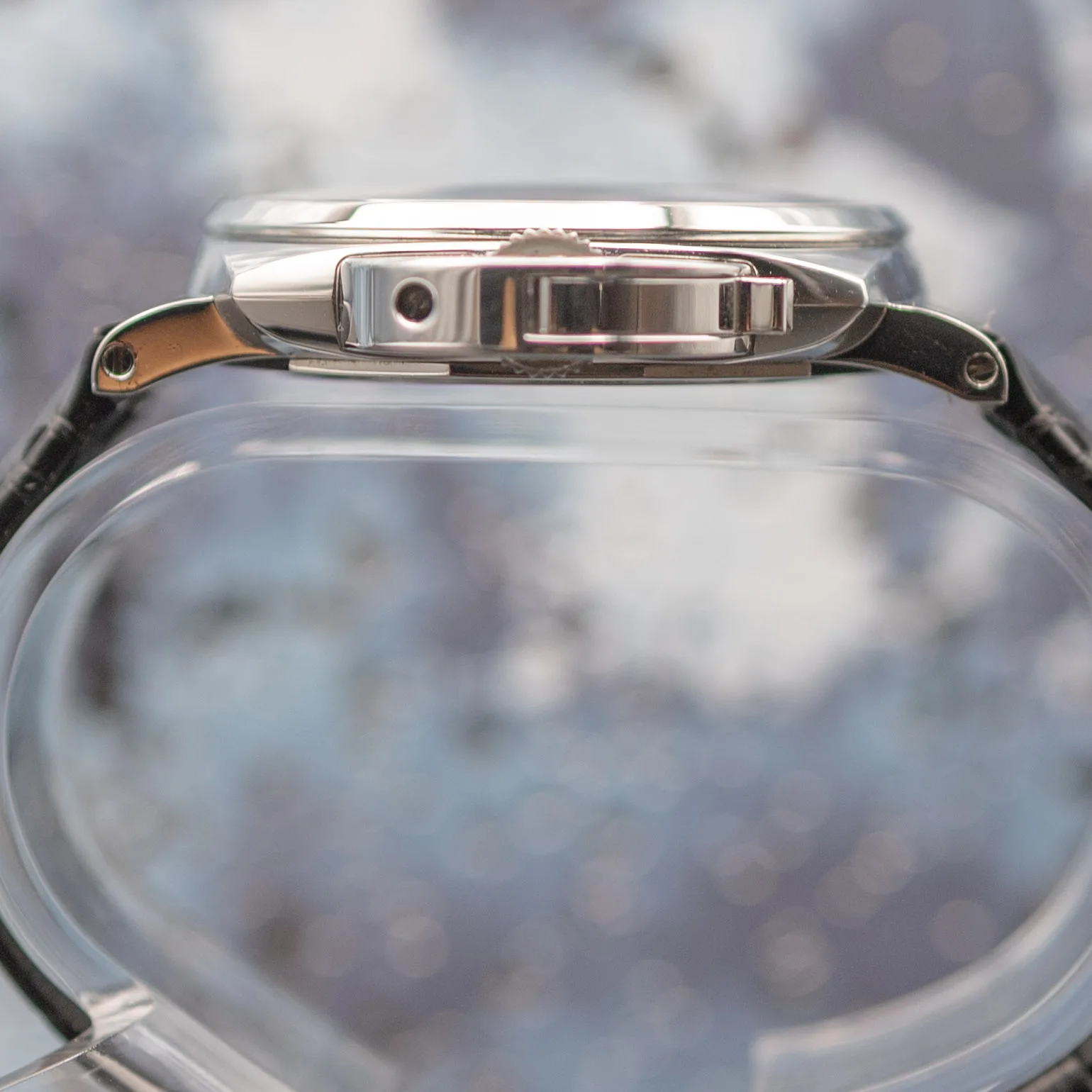 Slim polished steel case of the Panerai Luminor Due 42