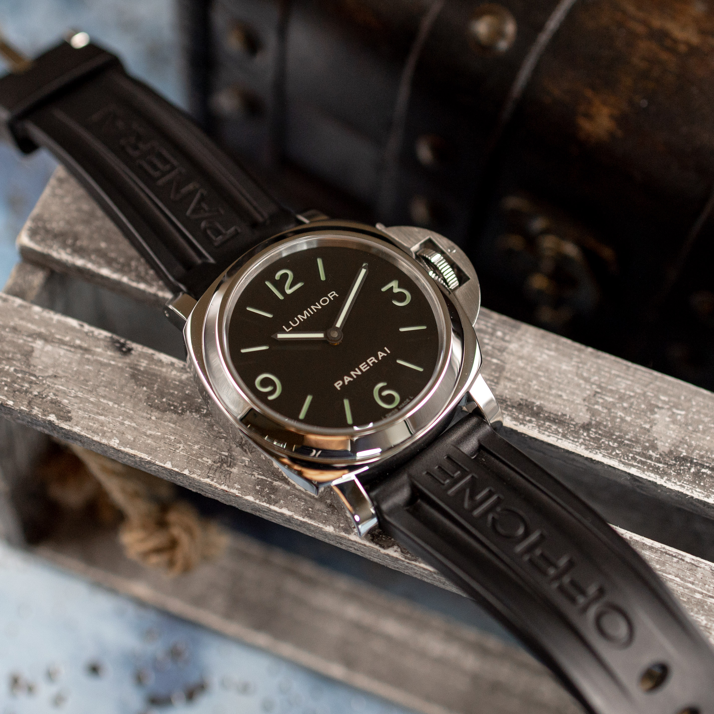 Panerai PAM00112 crown guard close-up detail